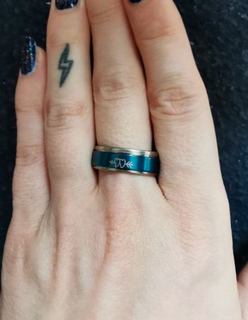 Bague bleue avec cœurs