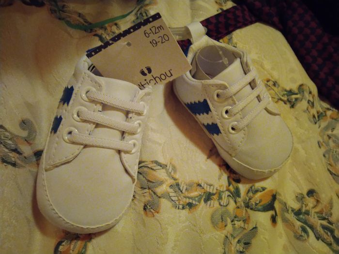 Deux paires de baskets blanches et rayure bleu - photo numéro 2