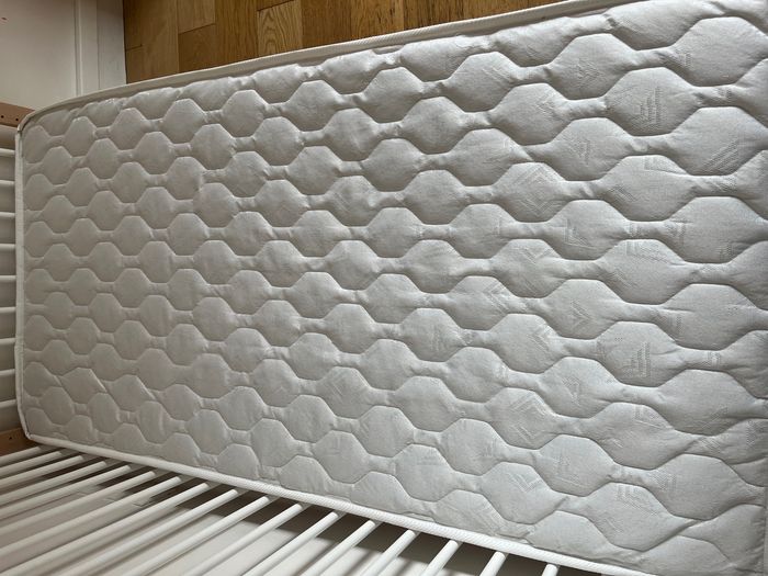 Parfait état - Lit enfant 0 à 5 ans, barreaux amovibles, sommier réglable, 70x140cm (+matelas) - photo numéro 5