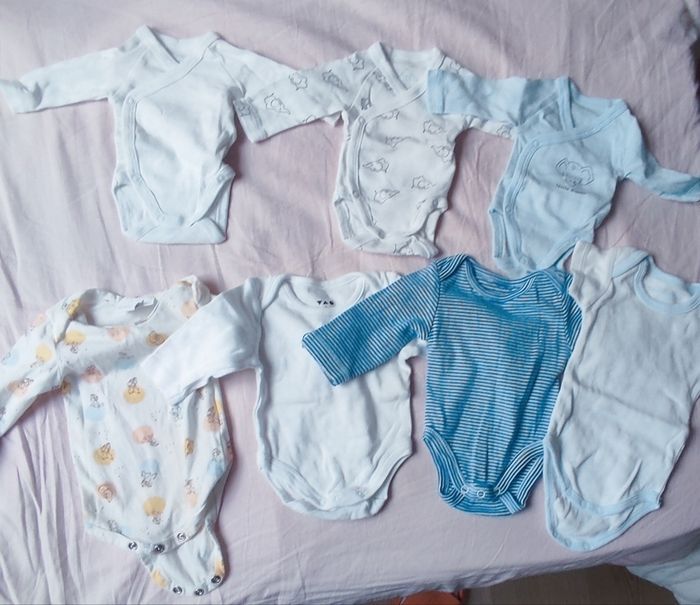 Lot de 7 bodies naissance et 1 mois