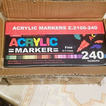 Boîte feutres acryliques 240couleurs pointe fine