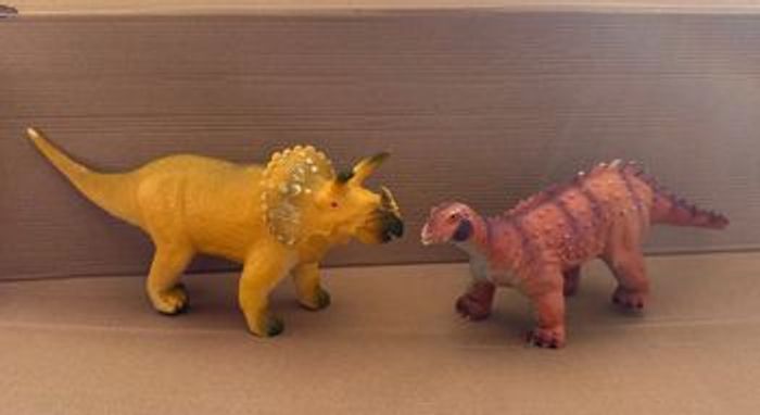 Lot 2 dinosaures ( triceraptor et silvisaurus)