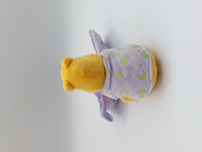 Peluche doudou Winnie l’ourson mouchoir Pooh abeille DISNEY mauve luminescent - photo numéro 3