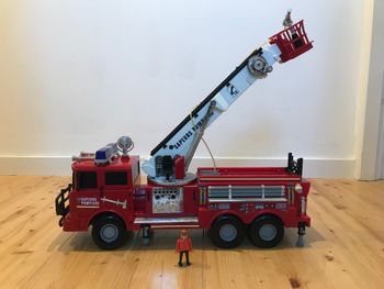 Camion de pompier à grande échelle