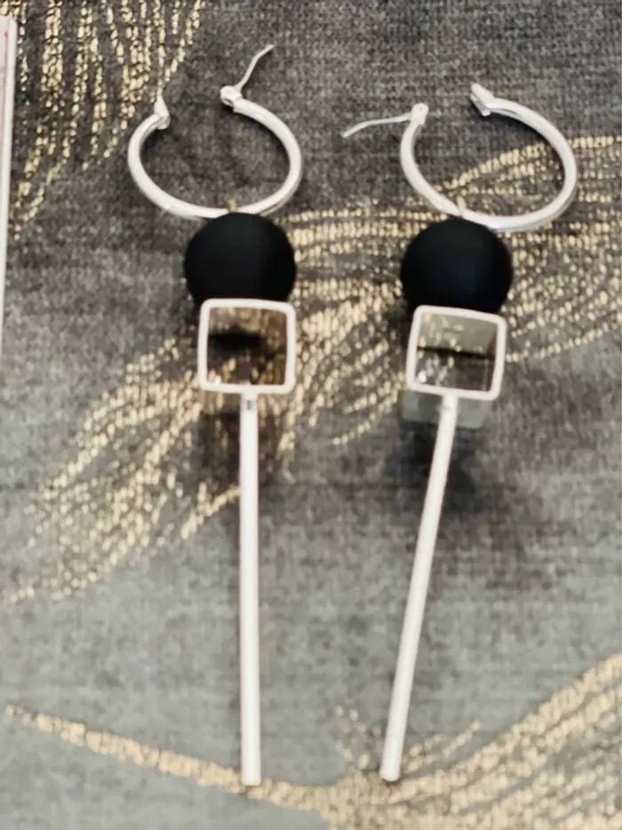 Boucles d’oreilles noires argentées - photo numéro 2