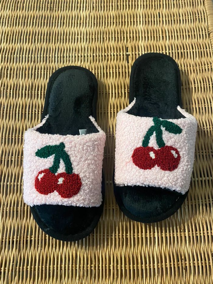 Paire de pantoufles cerises - photo numéro 5