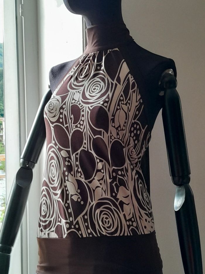Top moulant dos nu avec noeud au cou motif fleurs marron et blanc col montant - photo numéro 2