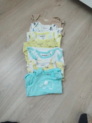 Lot 7 bodies bébé garçon 24 mois