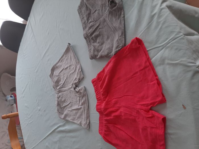 3 shorts filles Taille 4 ans - photo numéro 2