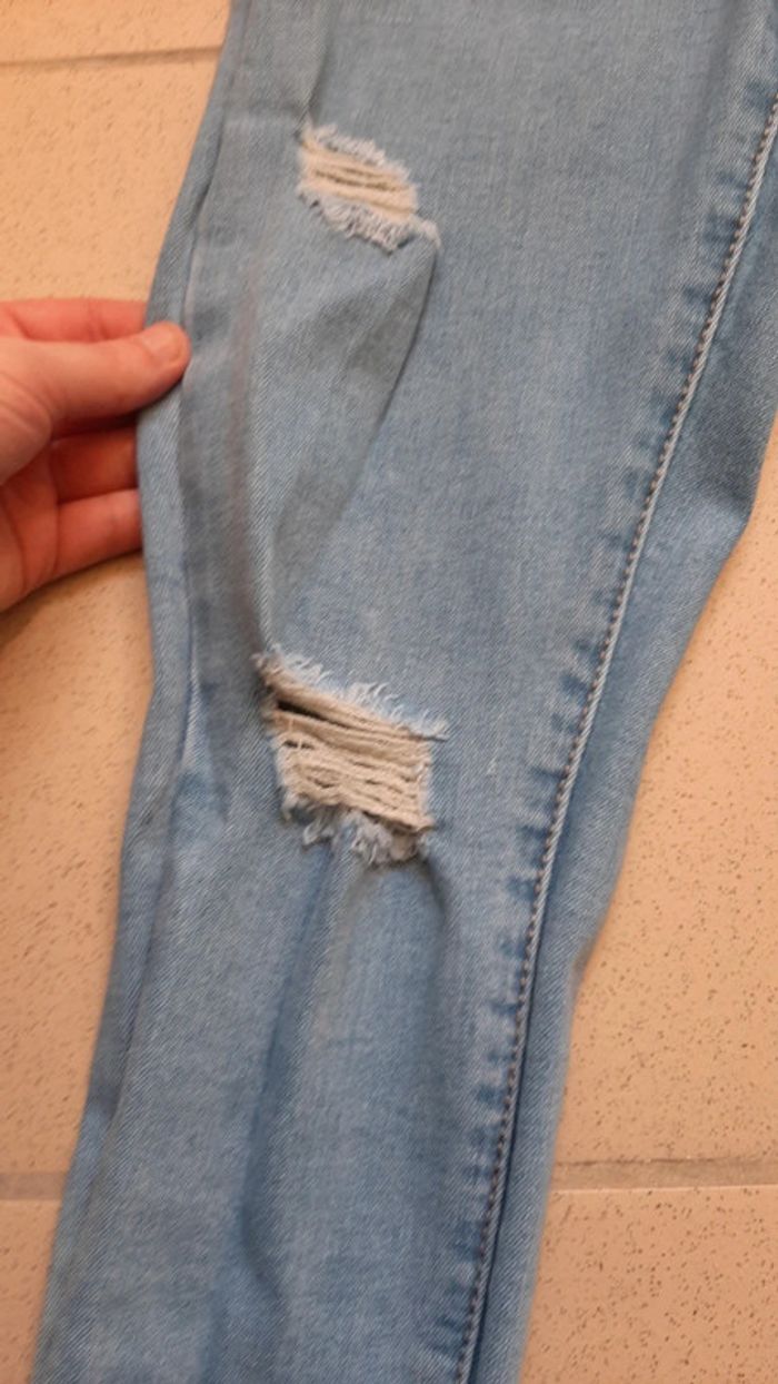 Jean troué femme taille 38 peux convenir 36 - photo numéro 2