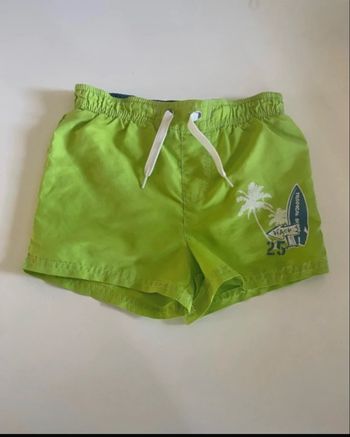 Short de bain très bon état pour garçon taille 4 ans couleur vert clair