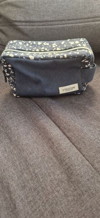Trousse de toilette L'Occitane bleu et blanc