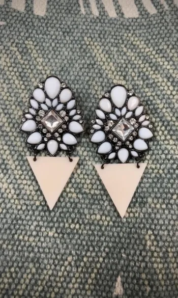 Boucles d’oreilles blanches