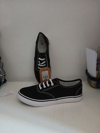 Baskets toile noir et blanc pointure 34