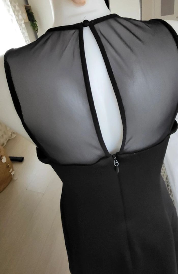 Robe ceintrée noire satinée avec plumetis. Décolleté et dos en voile. Guess XL/42. Neuve 🥰 - photo numéro 4