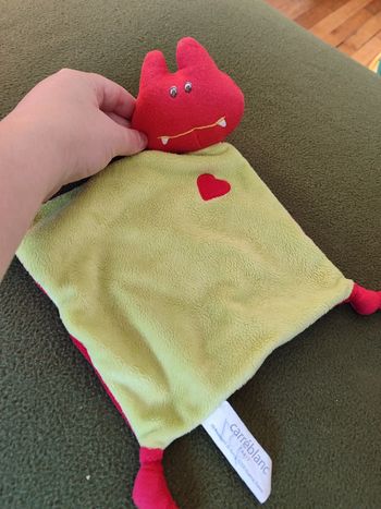 Doudou vampire rouge/vert carré blanc