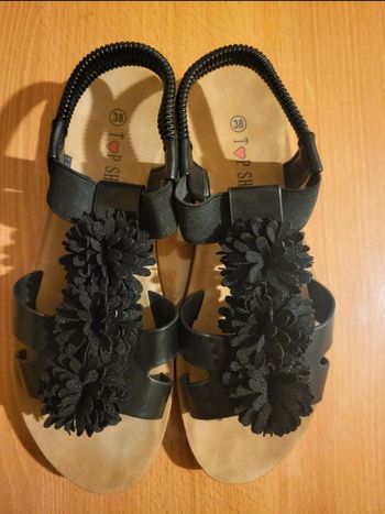 Sandales avec fleurs au dessus 38 neuve 