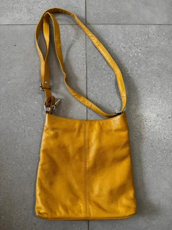 Sac à bandoulière marron, il y a des marques, 24x24cm