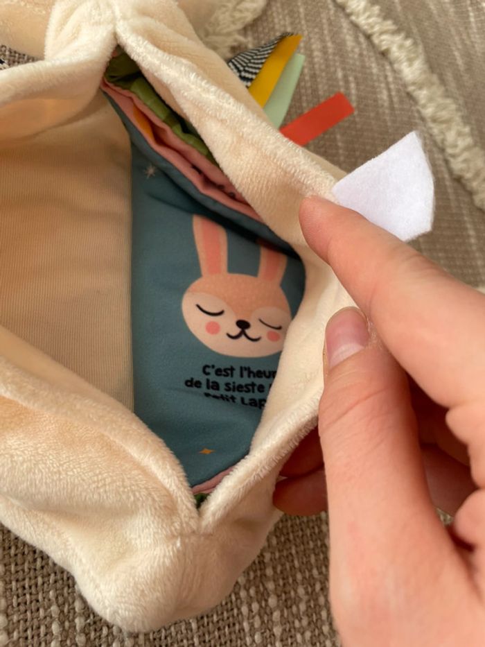 Peluche doudou plat livre tissu 30cm auzou lapin renard blanc et rose très bon état - photo numéro 4