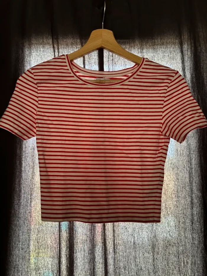 Top court à rayures rouges et blanches