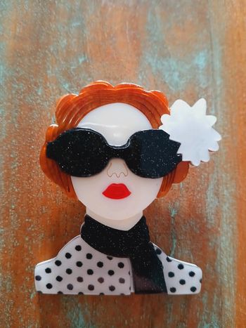 La rousse aux lunettes