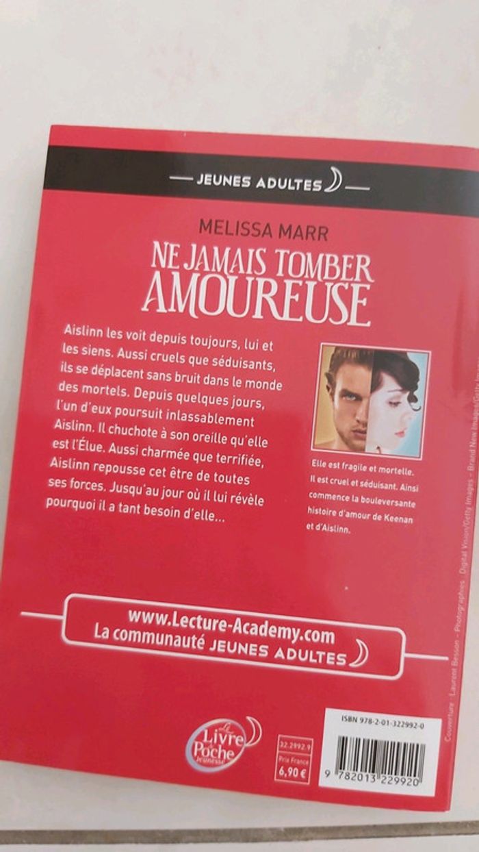 Livre ne jamais tomber amoureuse de Mélissa Marr - photo numéro 2