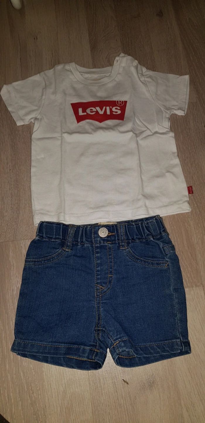 Emsenble Levi's