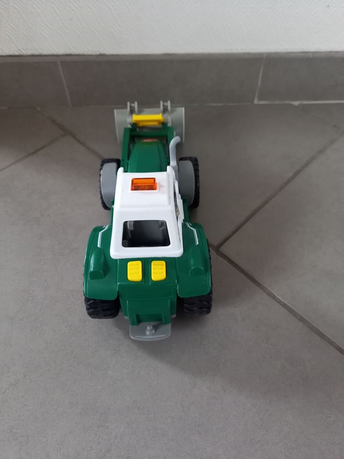 Tracteur vert - photo numéro 3