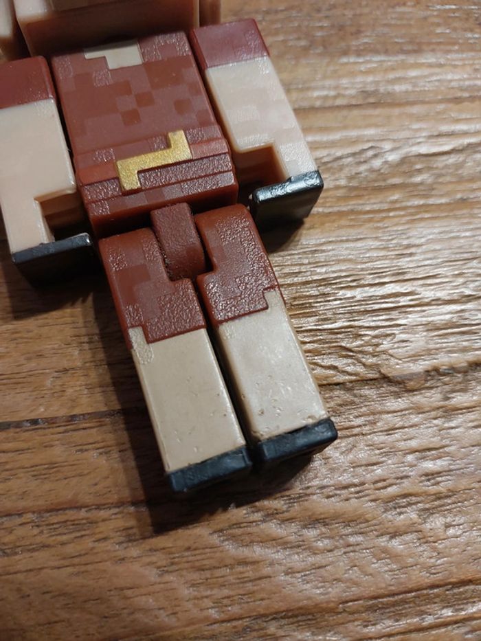 Figurine minecraft avec épée - photo numéro 3