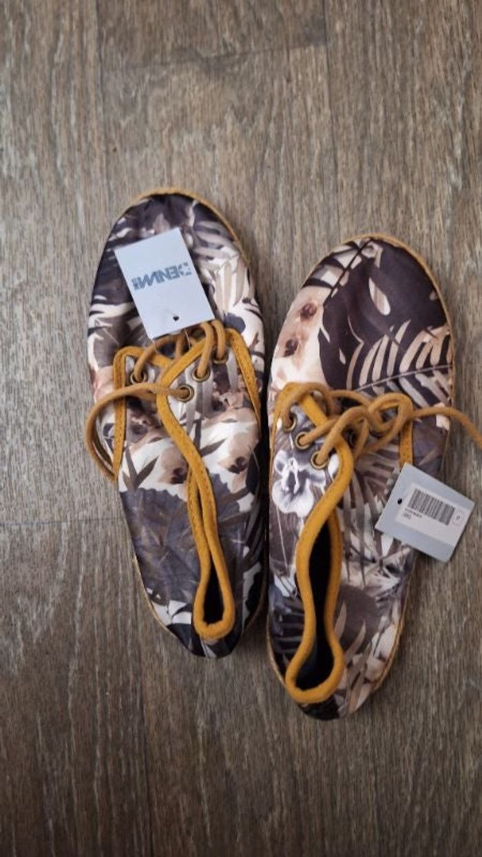 Chaussures neuves