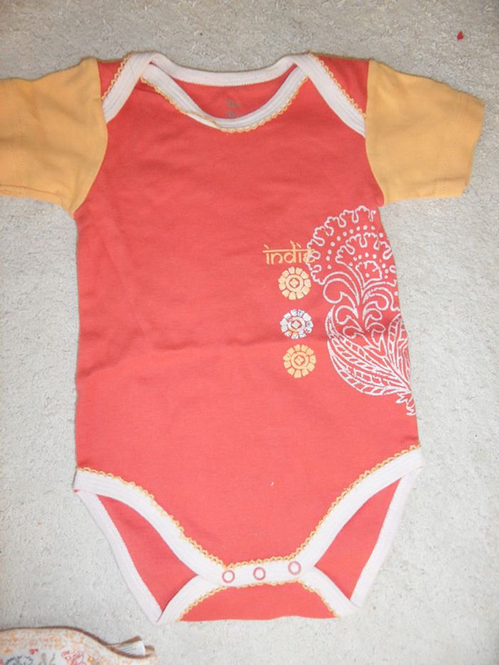 Lot body été + fichu Fille, taille 12 mois - photo numéro 2