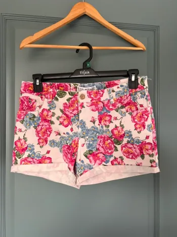 Short d’été à motifs fleuris - très bon état taille 38
