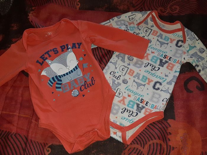 2 joli bodys coloré 6mois