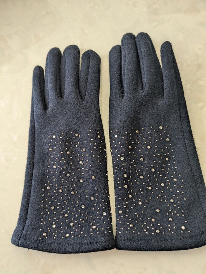 Jolie paire de gants perlées. Taille M