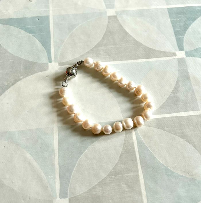 Bracelet perles blanches - en très bon état