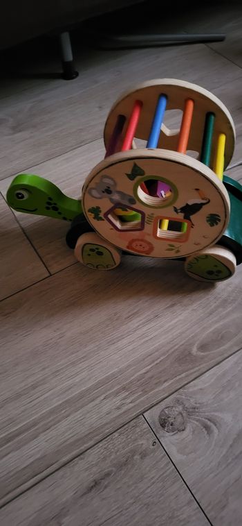 Tortue à tirer en bois avec formes