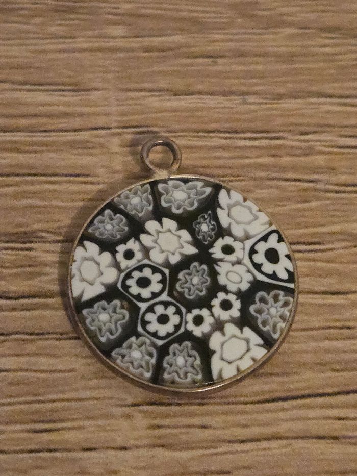 Pendentif Murano noir et blanc avec bord en argent - photo numéro 2