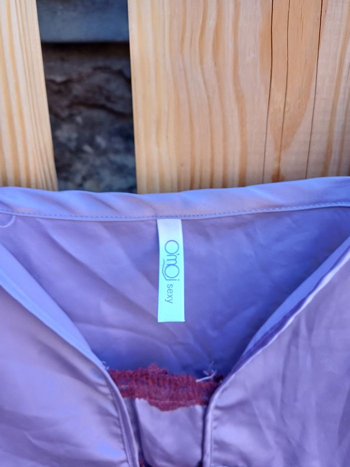 Jolie nuisette satinée lilas et dentelle bordeaux O'moi sexy - photo numéro 3