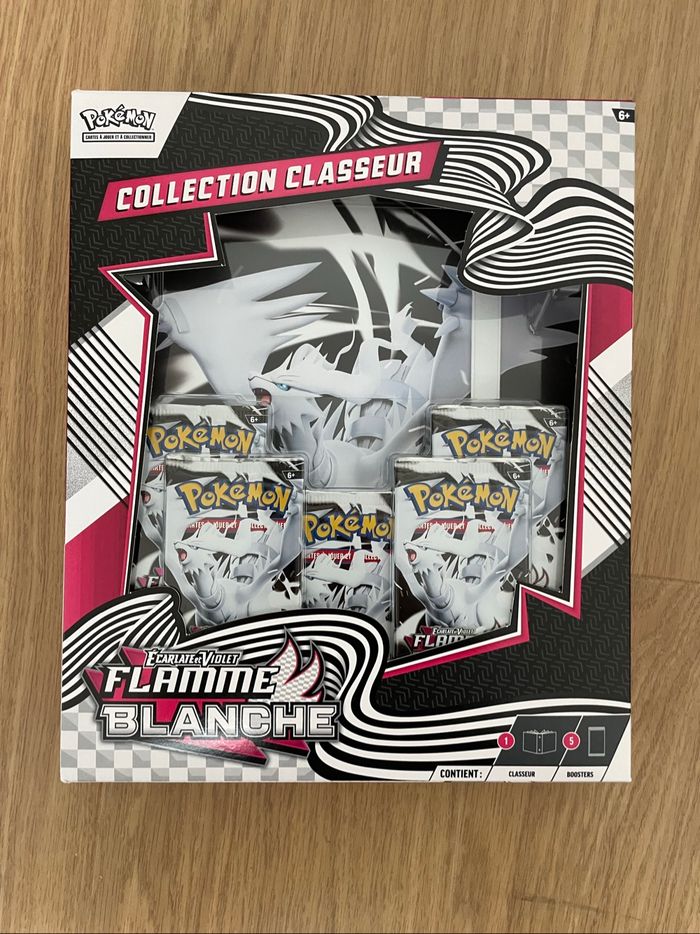 coffret classeur EV10,5 Pokemon Flamme blanche
