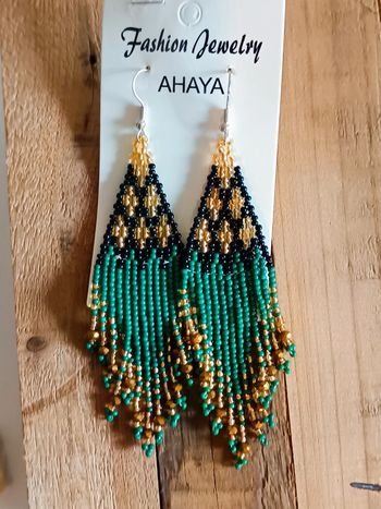 Boucles d'oreilles pendantes perles vertes et doré