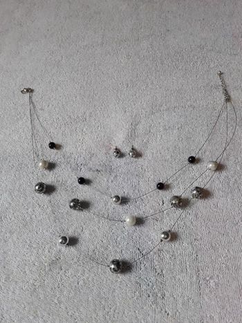 Ensemble collier et boucles d'oreilles