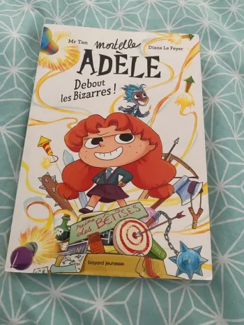 Roman Mortelle Adèle, Tome 03: Roman Mortelle Adèle : Debout les Bizarres !