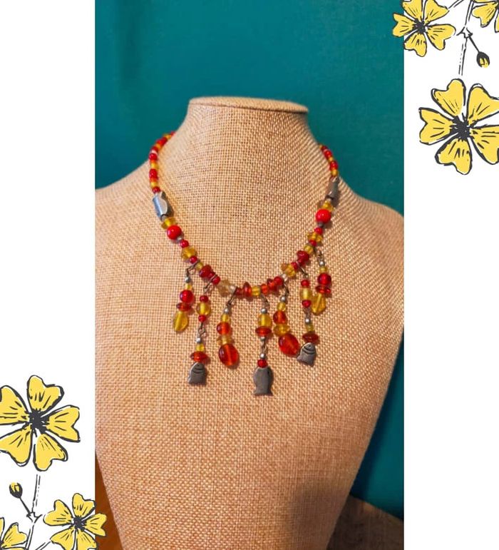 Collier ethnique multicolore – Verre et poissons métal – Collection Terres d’Ailleurs