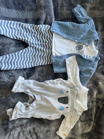 Deux ensembles bébé 1 mois