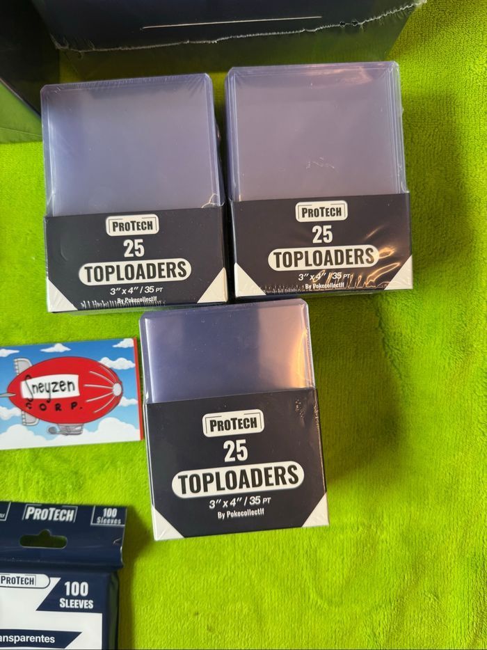 Lot de Protections Pokémon Comprend: 1x Acrylique ETB 1x Acrylique Display 75 Toploader et 500 Sleeves - photo numéro 3