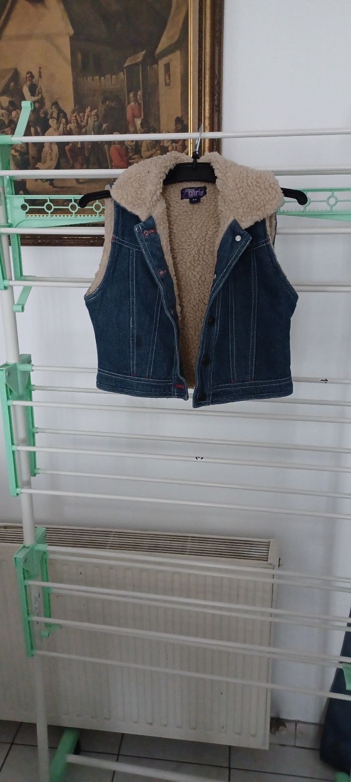 Très jolie veste jeans sans manches fille T 8 ans