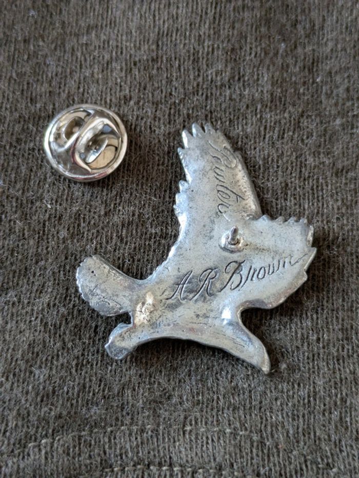 Pin's aigle 🦅 signé Brown en étain - photo numéro 2