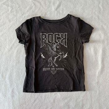 T-shirt noir à manches courtes | KIABI