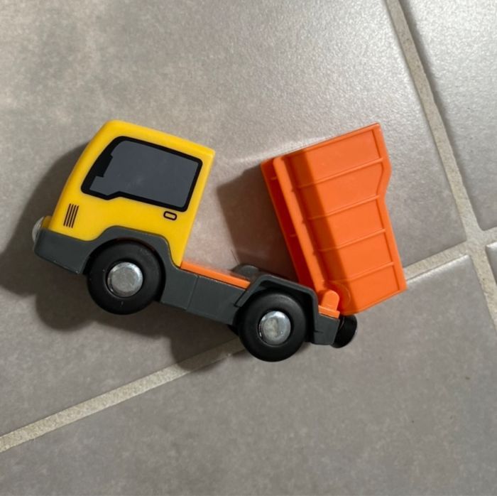 Jouet petit camion benne - photo numéro 3