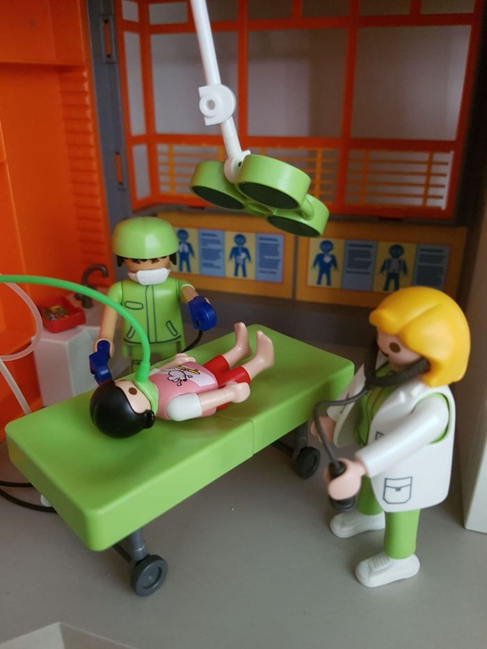 Playmobil hôpital aménagé avec docteur et accessoires - photo numéro 5